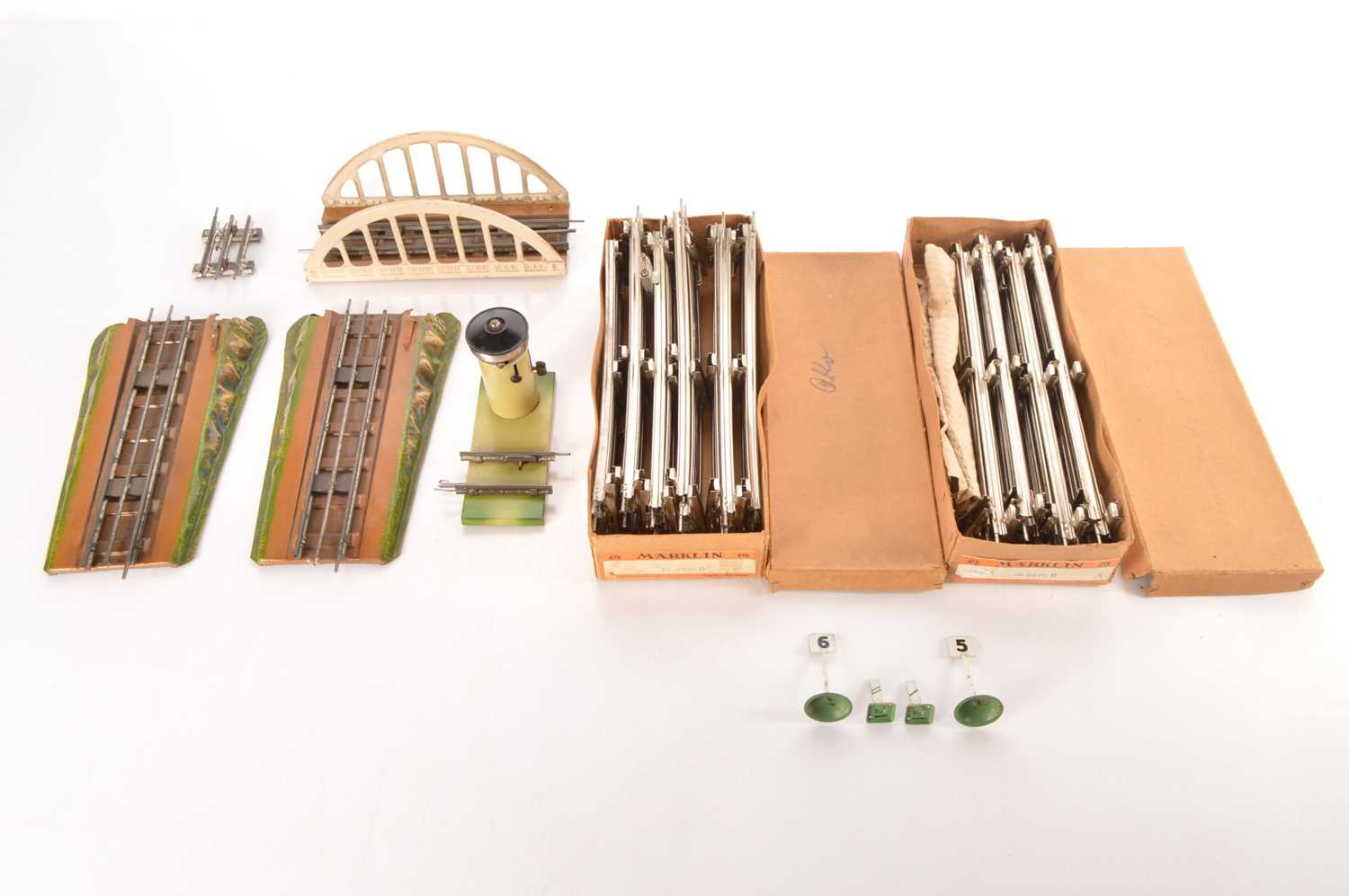 Lot 127 - Marklin 0 Gauge railway accessories (9)