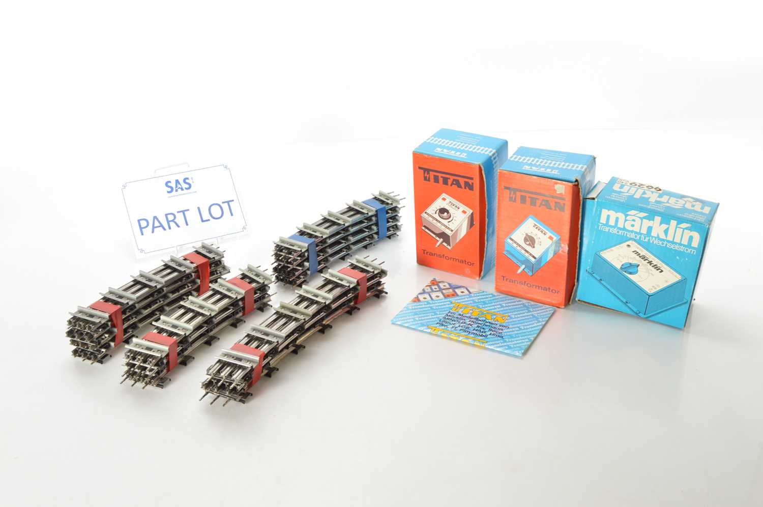 Lot 168 - Lionel 0 Gauge modern issue 3-rail tinplate Straight track and accessories (128)