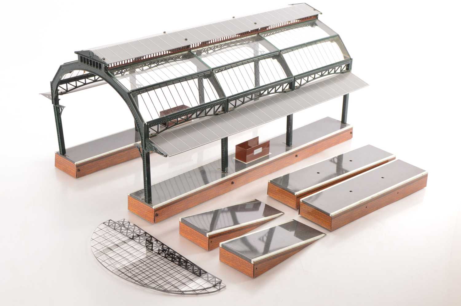 Lot 177 - Ace 0 Gauge modern issue Canopy Station