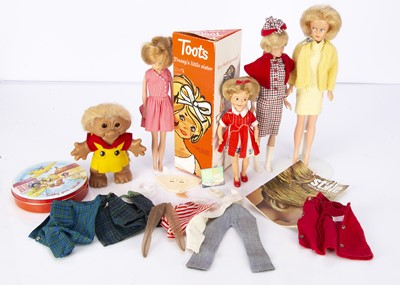 Lot 1069 - Palitoy Tressy and other vinyl dolls