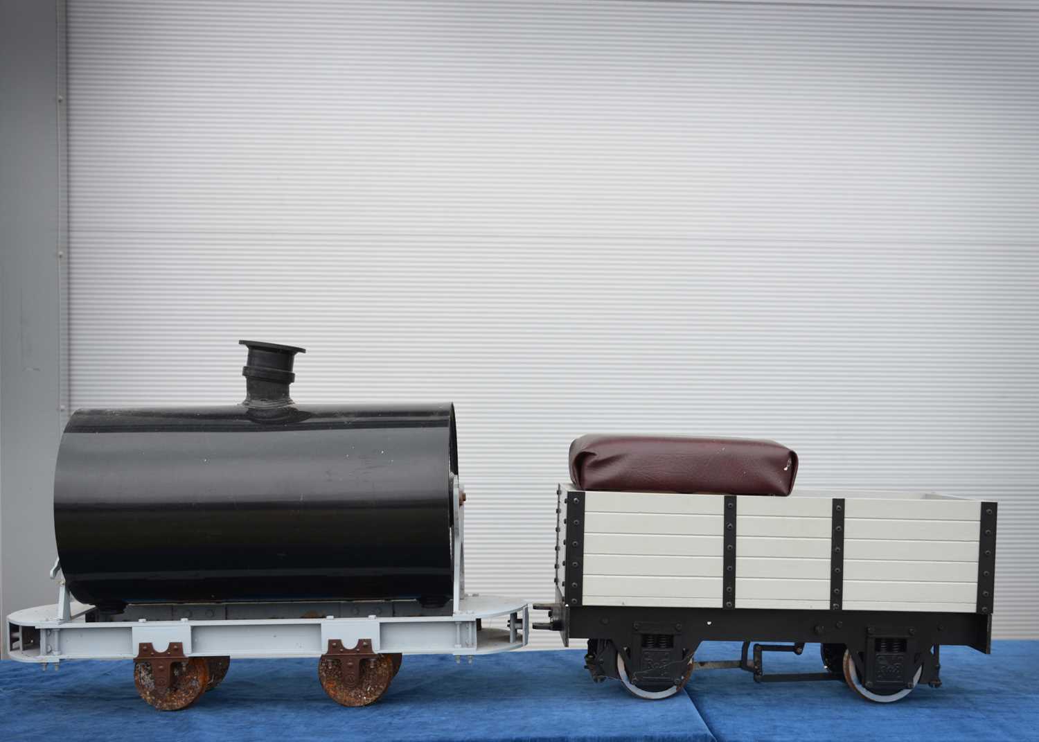 Lot 570 - 5" Gauge pair of narrow Gauge Goods wagons (2)
