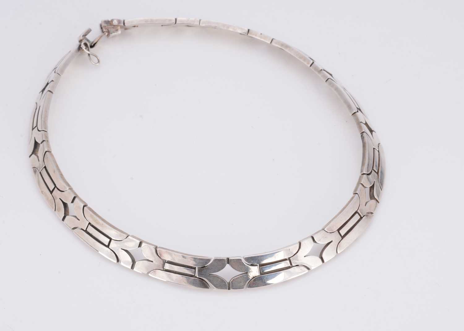 Lot 1 - A contemporary silver hallmarked articulated choker necklace