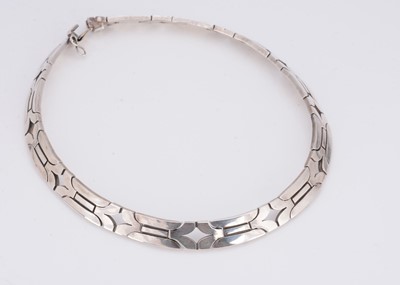 Lot 1 - A contemporary silver hallmarked articulated choker necklace