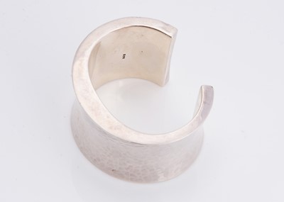 Lot 3 - A contemporary silver 925 marked cuff bangle