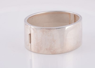 Lot 5 - A contemporary sterling silver hinged cuff bangle
