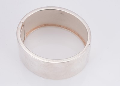 Lot 5 - A contemporary sterling silver hinged cuff bangle