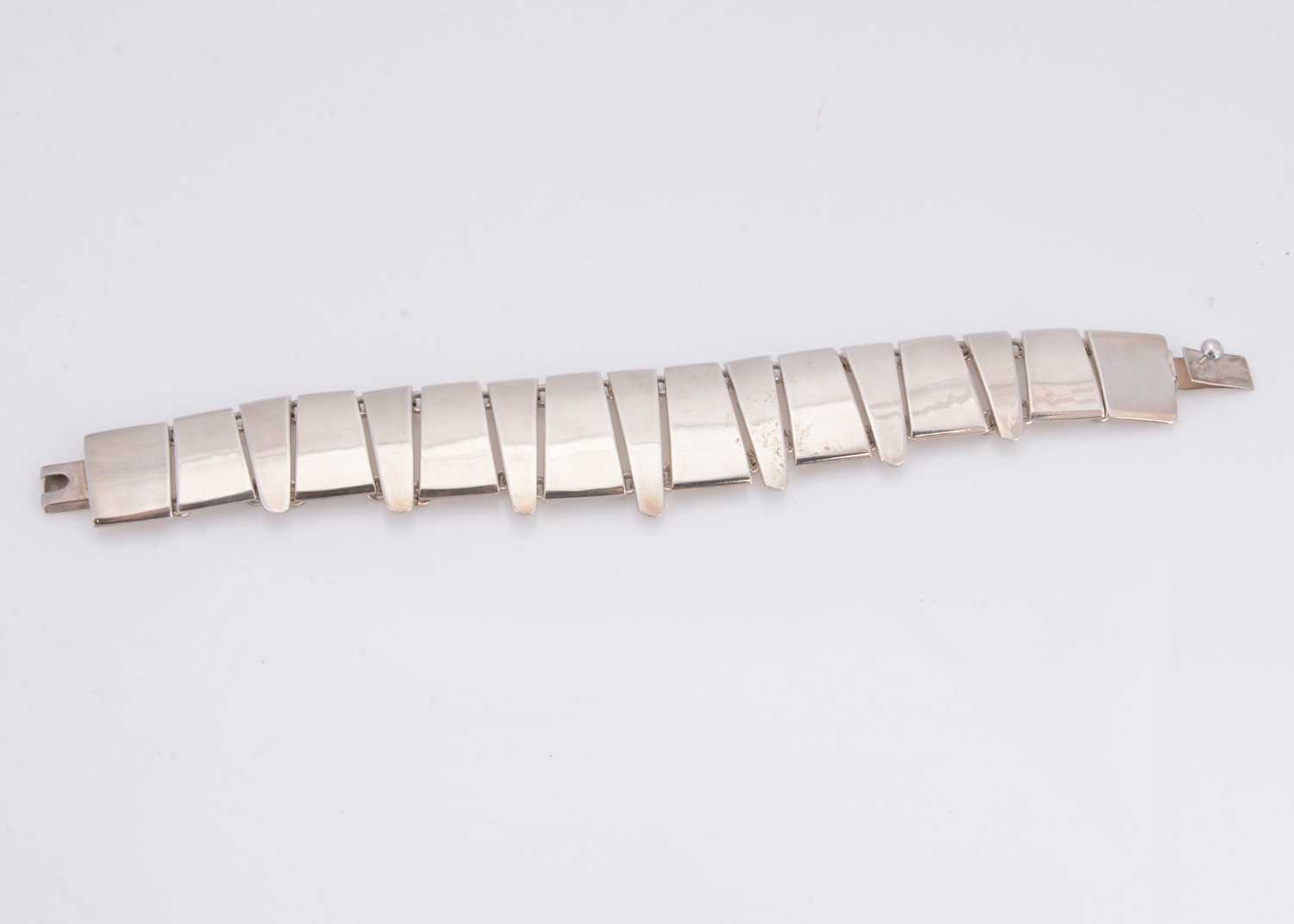 Lot 6 - A contemporary silver articulated bracelet