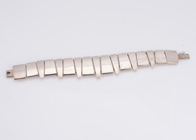 Lot 6 - A contemporary silver articulated bracelet