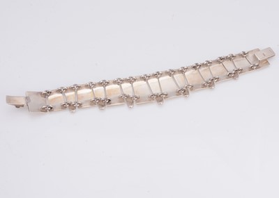 Lot 6 - A contemporary silver articulated bracelet