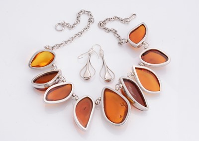 Lot 7 - A large amber and silver fringe necklace