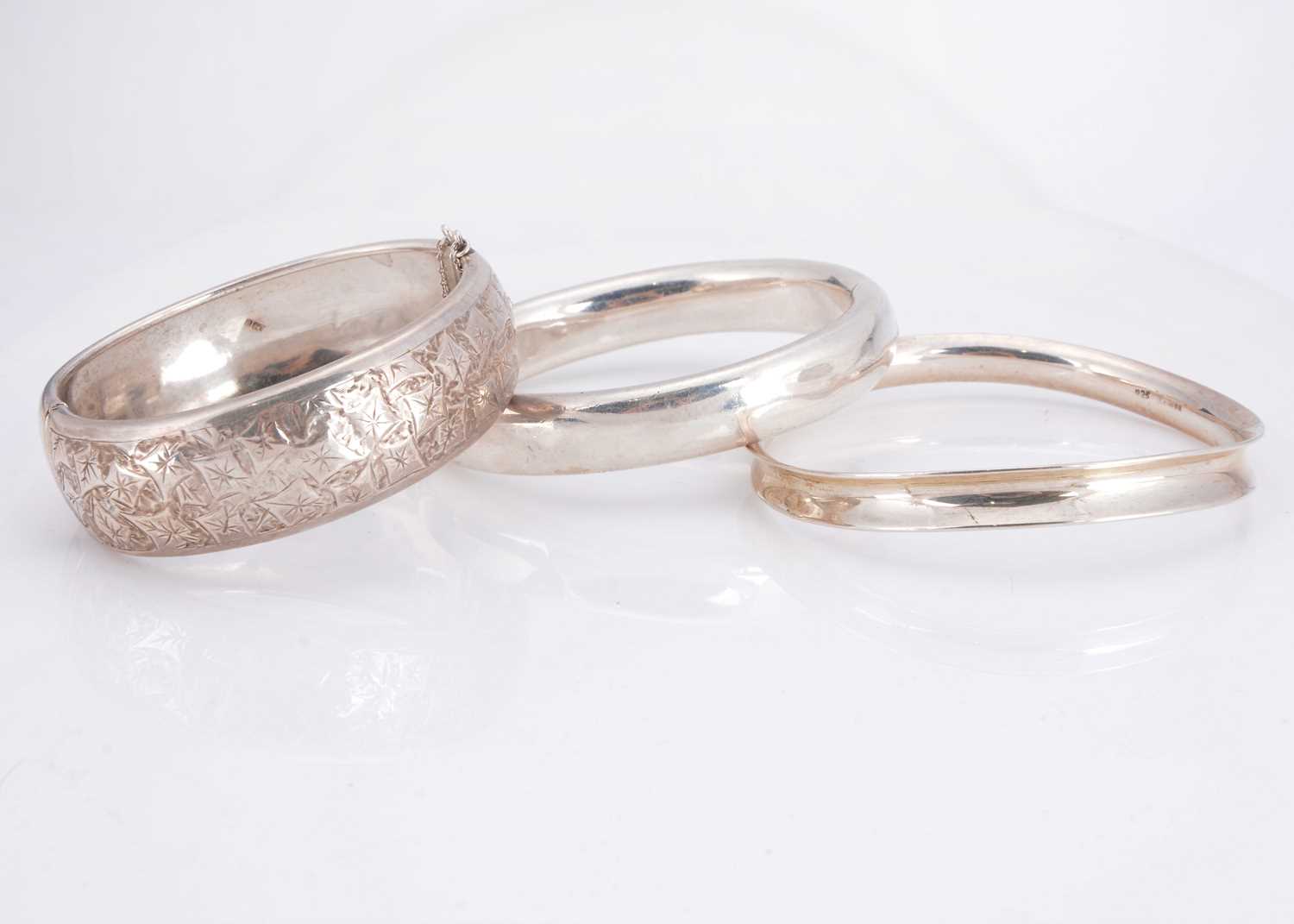 Lot 9 - A fixed silver wave bangle