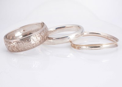 Lot 9 - A fixed silver wave bangle