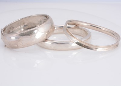 Lot 9 - A fixed silver wave bangle