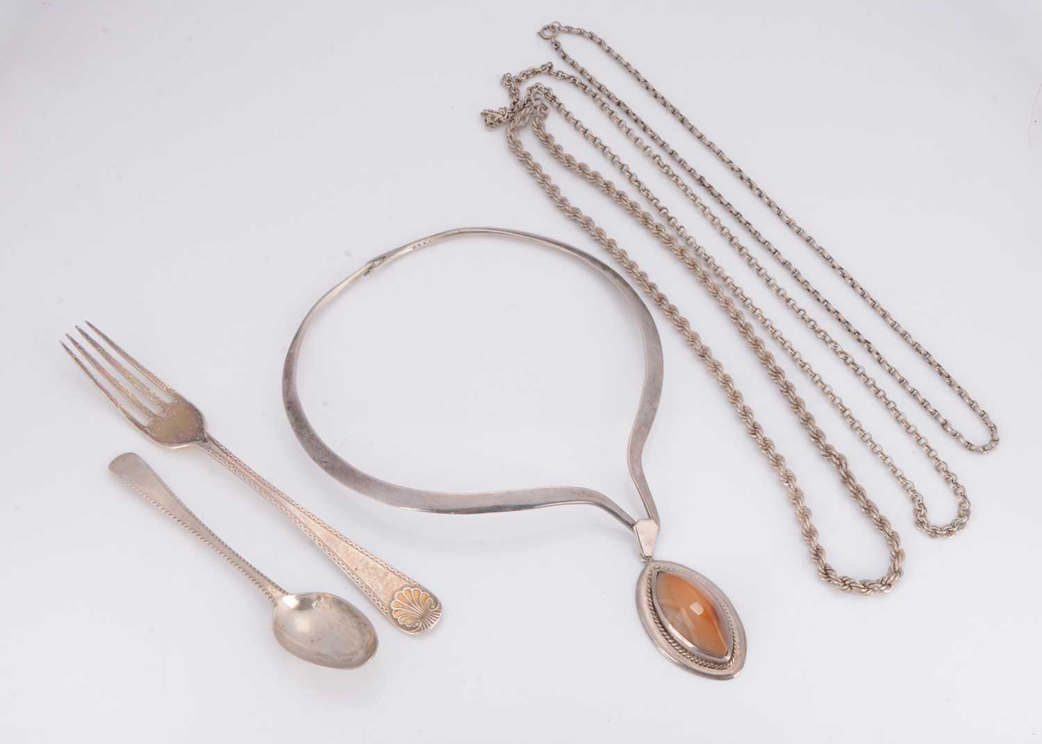 Lot 13 - A contemporary silver toque necklace and agate pendant