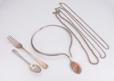 Lot 13 - A contemporary silver toque necklace and agate pendant