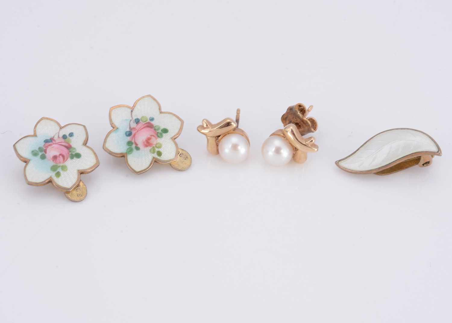 Lot 14 - A pair of 9ct gold cultured pearl stud earrings