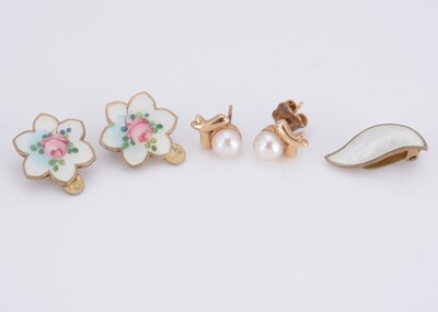 Lot 14 - A pair of 9ct gold cultured pearl stud earrings