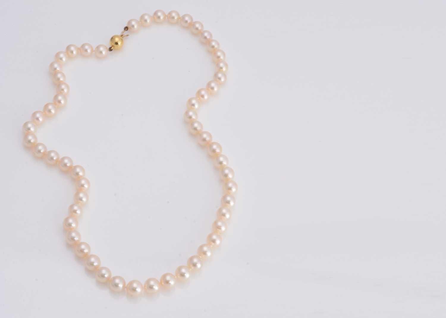 Lot 17 - A 9ct gold and cultured pearl uniform string necklace