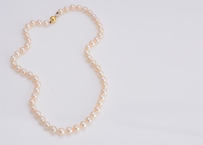 Lot 17 - A 9ct gold and cultured pearl uniform string necklace