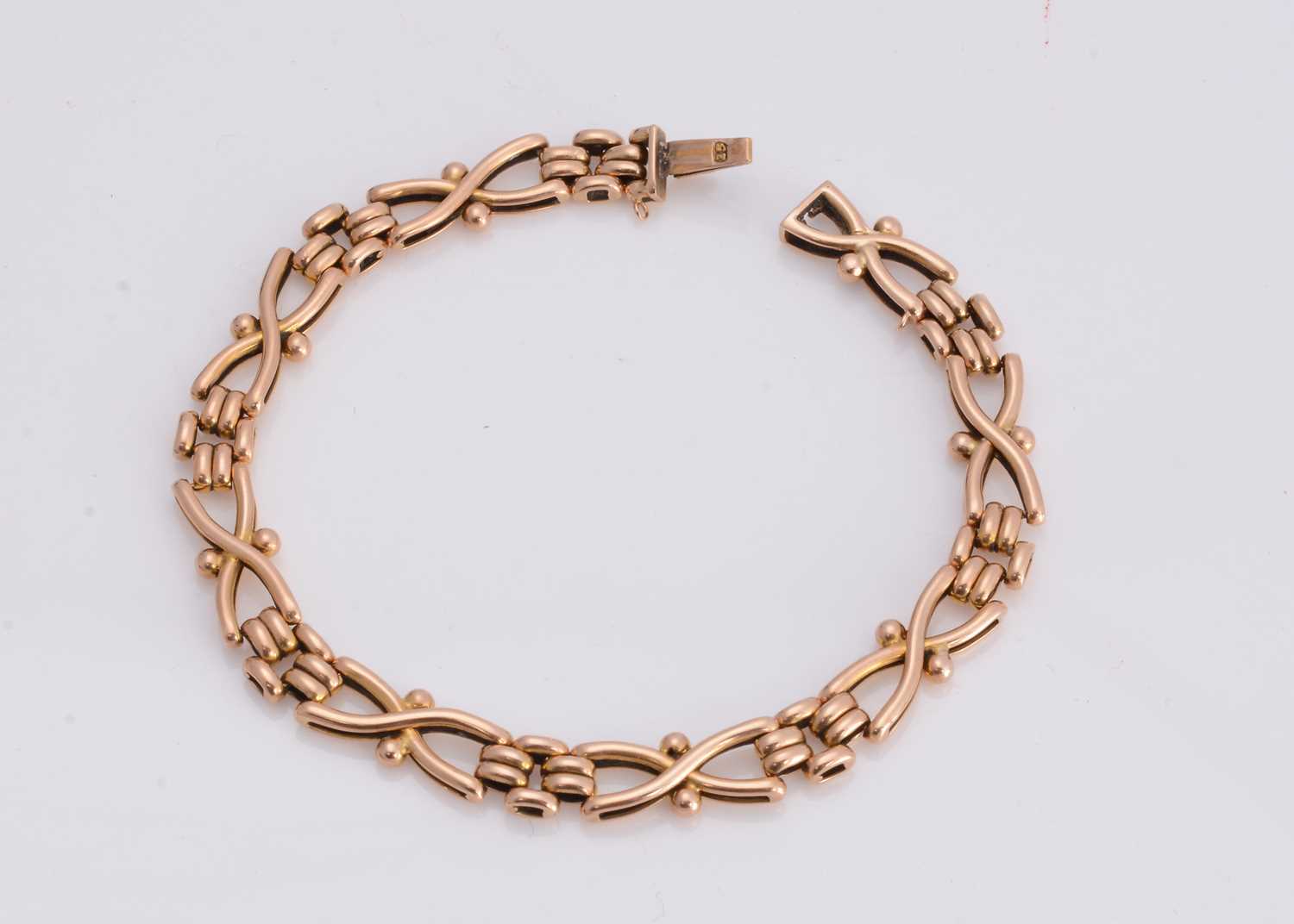 Lot 18 - A 15ct gold fancy link bracelet
