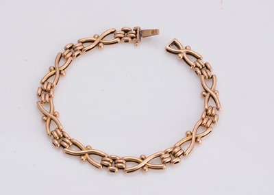 Lot 18 - A 15ct gold fancy link bracelet