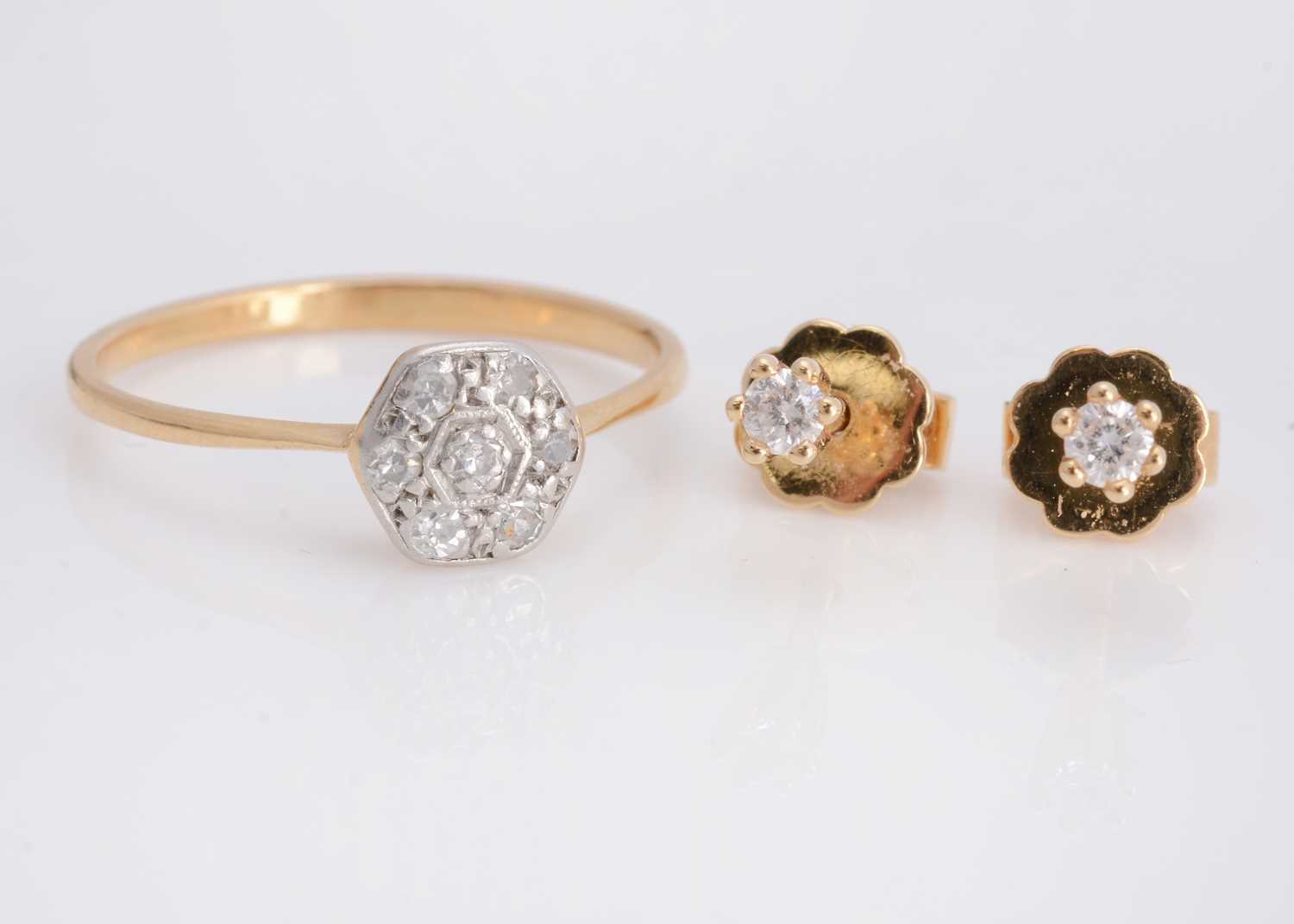 Lot 19 - A pair of contemporary 18ct gold diamond stud earrings