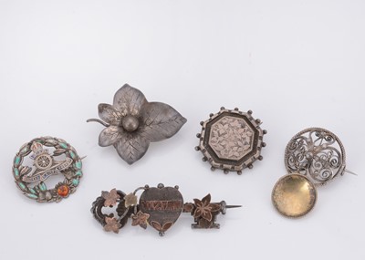 Lot 29 - A collection of silver brooches