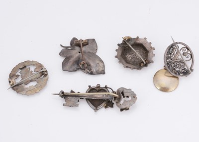 Lot 29 - A collection of silver brooches