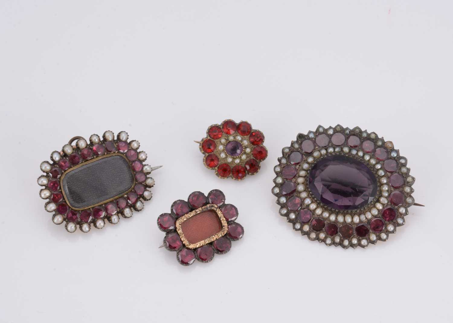 Lot 37 - A 19th Century oval mauve paste and gilt metal brooch
