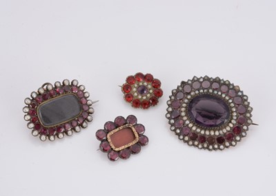 Lot 37 - A 19th Century oval mauve paste and gilt metal brooch