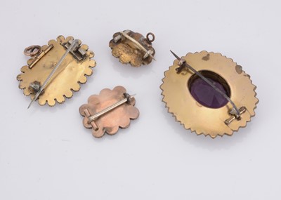 Lot 37 - A 19th Century oval mauve paste and gilt metal brooch
