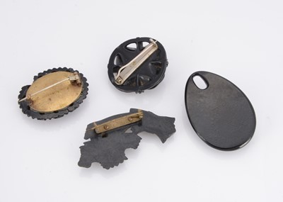 Lot 40 - A small collection of Jet and mourning jewels