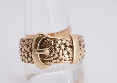 Lot 42 - A 9ct gold buckle ring
