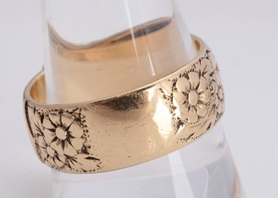 Lot 42 - A 9ct gold buckle ring
