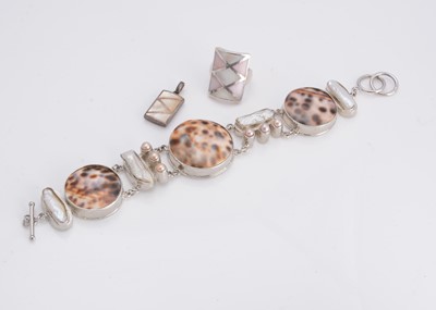 Lot 46 - A shell and blister pearl bracelet