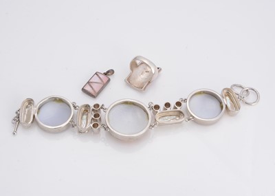 Lot 46 - A shell and blister pearl bracelet
