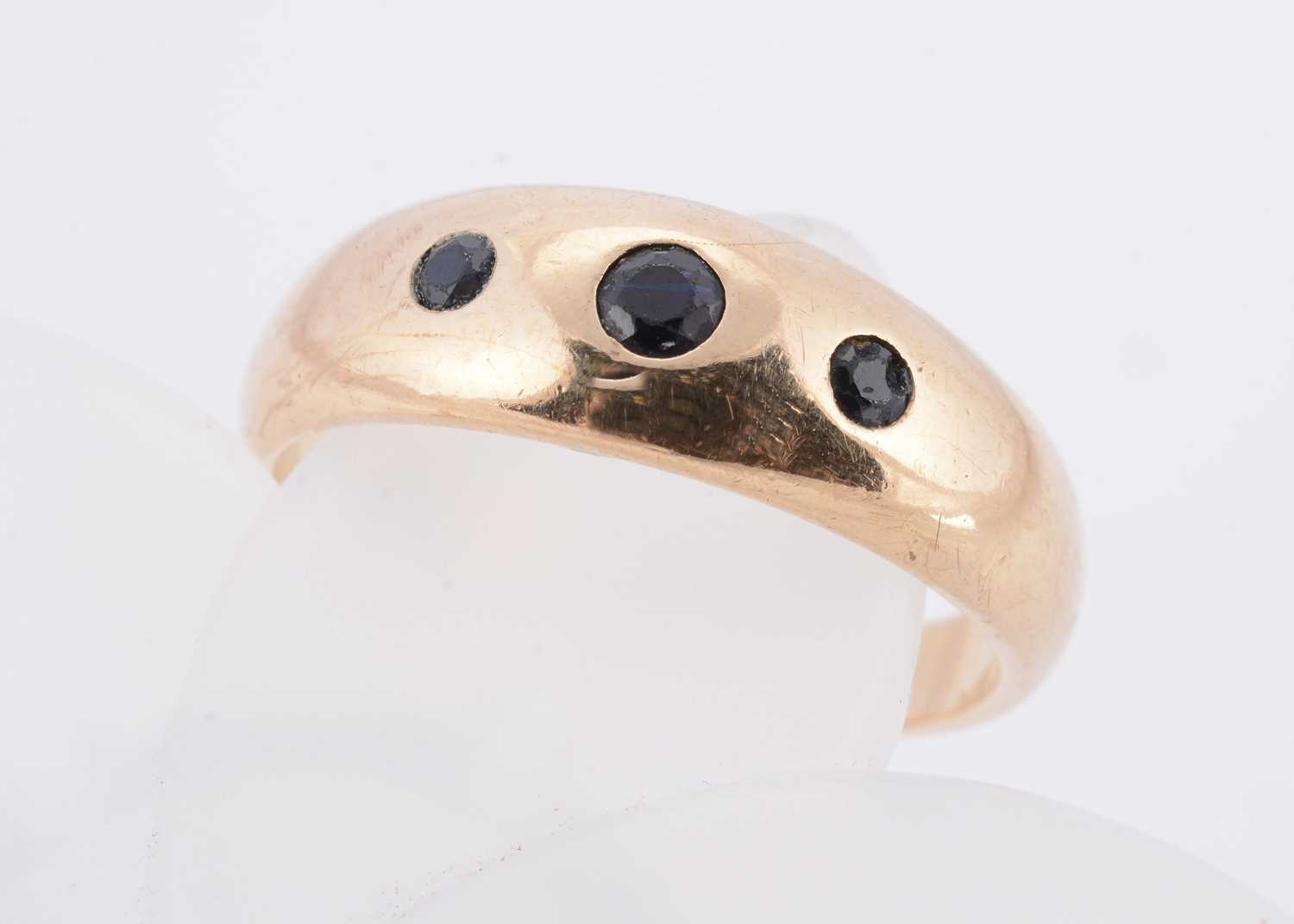Lot 59 - A three stone sapphire 9ct gold dress ring