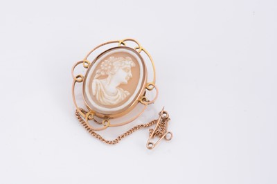 Lot 67 - A 9ct gold oval carved shell cameo brooch