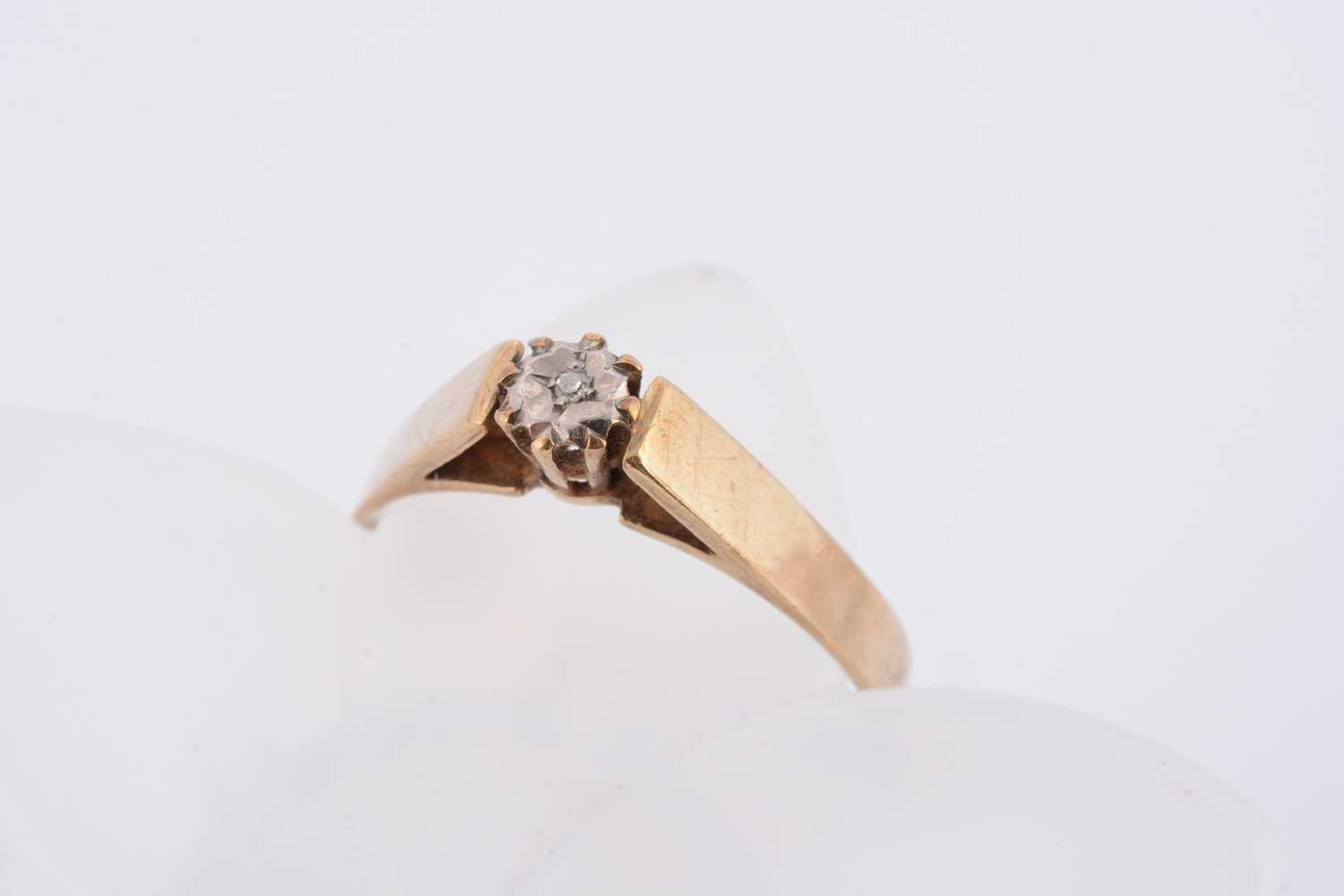 Lot 69 - A 9ct gold illusion set diamond dress ring