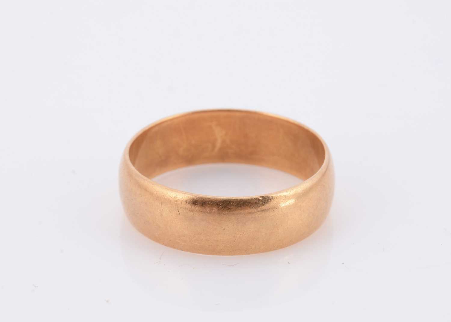 Lot 78 - A George V barrel shaped 22ct gold wedding band