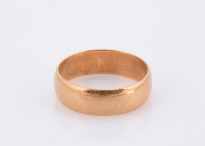 Lot 78 - A George V barrel shaped 22ct gold wedding band