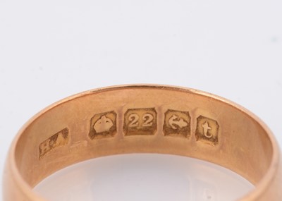 Lot 78 - A George V barrel shaped 22ct gold wedding band
