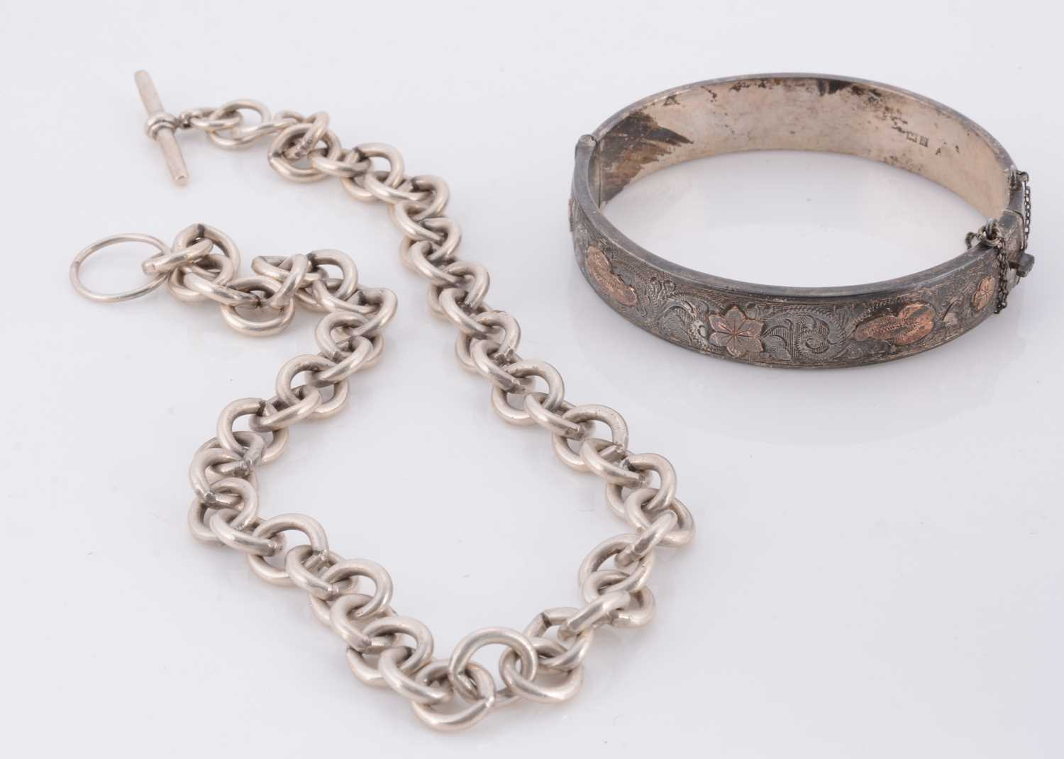 Lot 81 - A silver and yellow metal hinged bangle