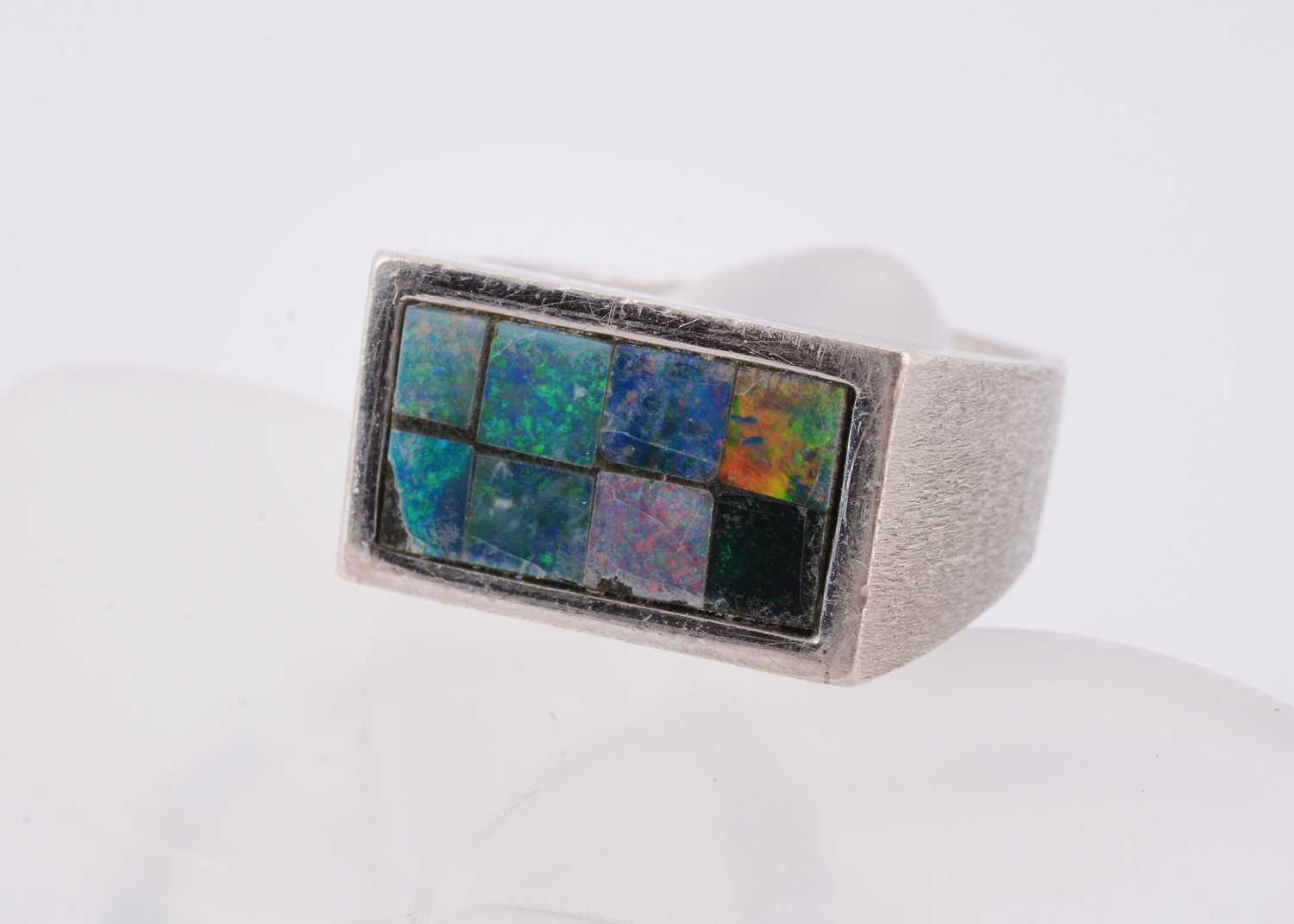 Lot 86 - An 18ct white gold gentleman's signet ring