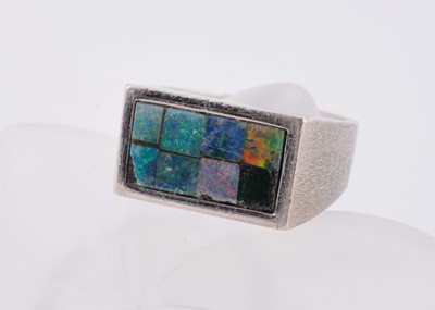 Lot 86 - An 18ct white gold gentleman's signet ring