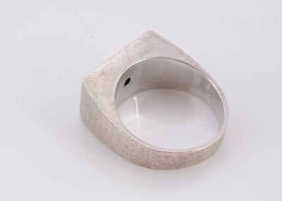 Lot 86 - An 18ct white gold gentleman's signet ring