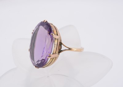Lot 89 - A yellow metal amethyst dress ring
