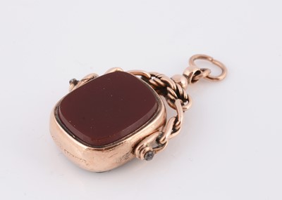Lot 90 - A 9ct gold carnelian and bloodstone swivel fob seal