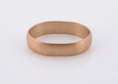 Lot 91 - A 9ct gold misshapen wedding band