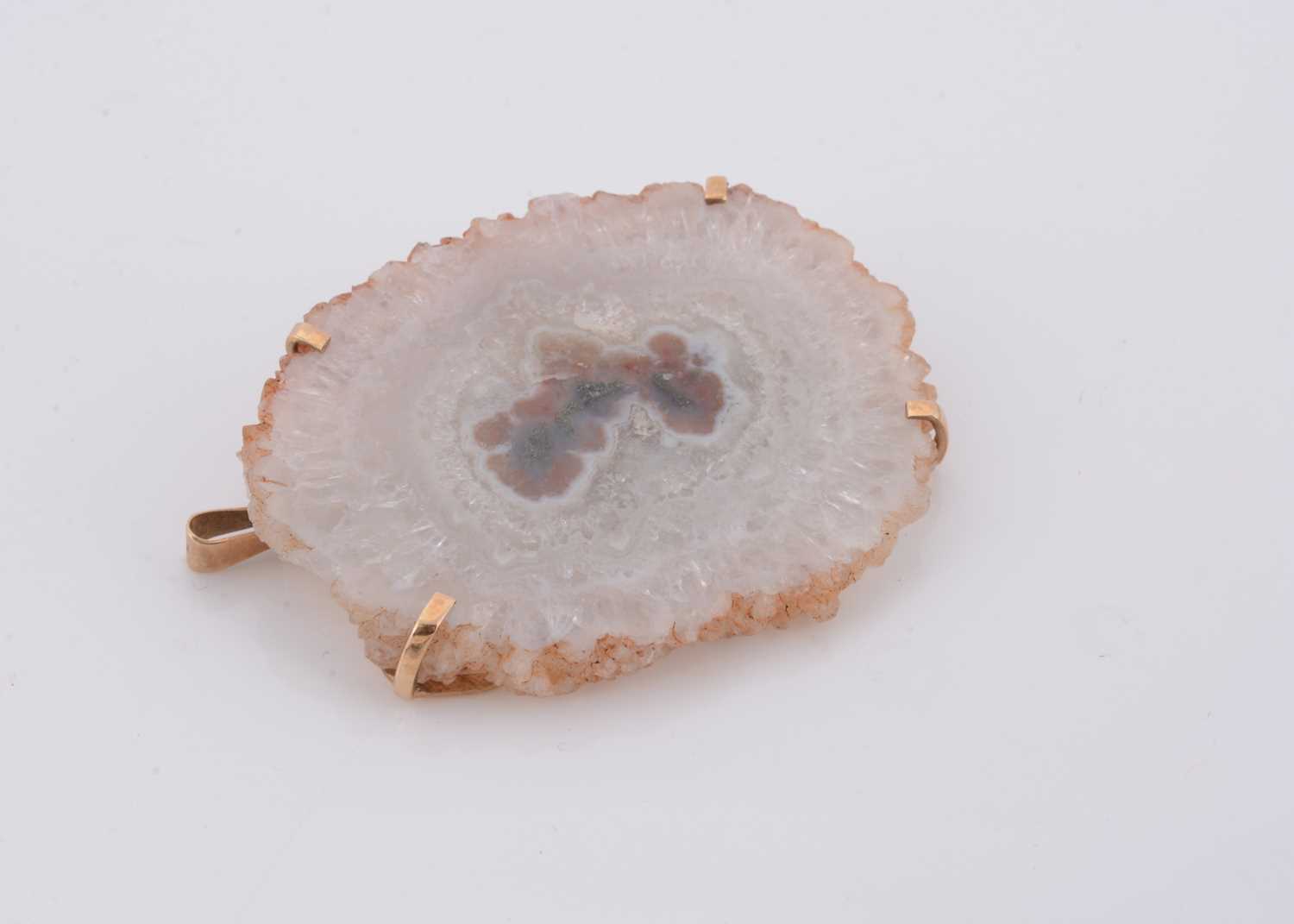 Lot 92 - A hardstone 9ct gold mounted brooch
